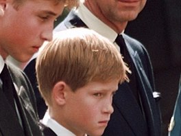 Princ William, princ Harry a princ Charles na pohbu princezny Diany, který se...