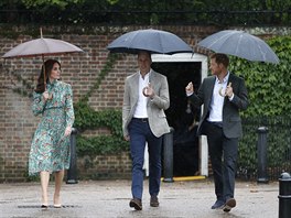 Vévodkyně Kate, princ William a princ Harry v Bílé zahradě u Kensingtonského...
