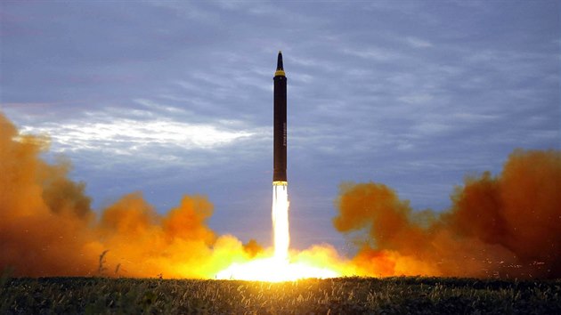KLDR odpálila raketu, která přeletěla Japonsko a spadla do Pacifiku (29. srpna 2017)
