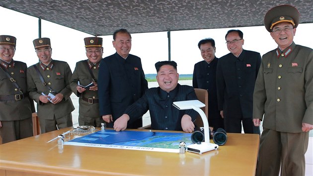 Severokorejský vůdce Kim Čong-un sleduje start rakety, která přeletěla Japonsko a spadla do Pacifiku (29. srpna 2017)