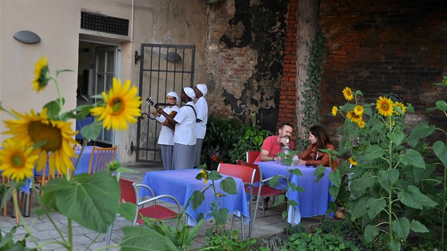 Restauraci �iv� voda najdou z�jemci v Brn� pod Petrovem. Krom� �esk�ch j�del si m��ou pochutnat t�eba na sma�en�ch �ab�ch steh�nk�ch.