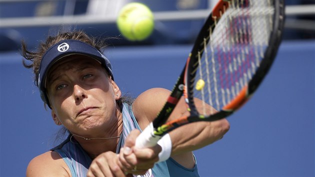 PROTI DOMÁCÍ. Barbora Strýcová zahrává bekhendový úder ve druhém kole US Open s domácí Jennifer Bradyovou.