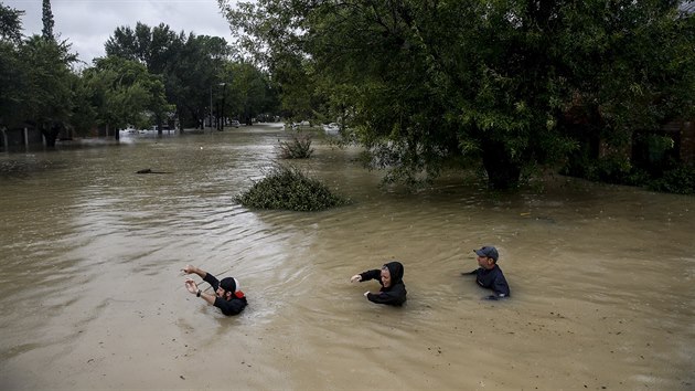 Zplavy zpsoben rekordnmi srkami, kter zapinil hurikn Harvey, jen pot zeslbl na boui, pinutily k evakuaci tisce lid (29. srpna 2017)