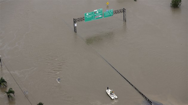 Záplavy způsobené rekordními srážkami, které zapříčinil hurikán Harvey, jenž poté zeslábl na bouři, přinutily k evakuaci tisíce lidí (29. srpna 2017)