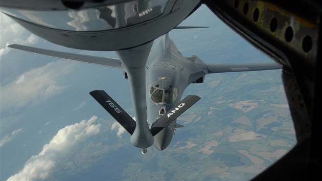 Americk bombardr B-1B Lancer se pibliuje pro natankovn za letu z tankeru KC-135.