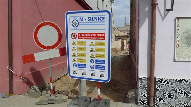 Cedule u oblasti rekonstrukce ulic v Peloui.