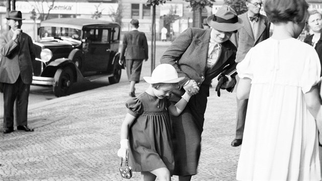 Maminka vede dcerku do koly na Nměst krle Jiřho na praskch Vinohradech. (1. zř 1937)