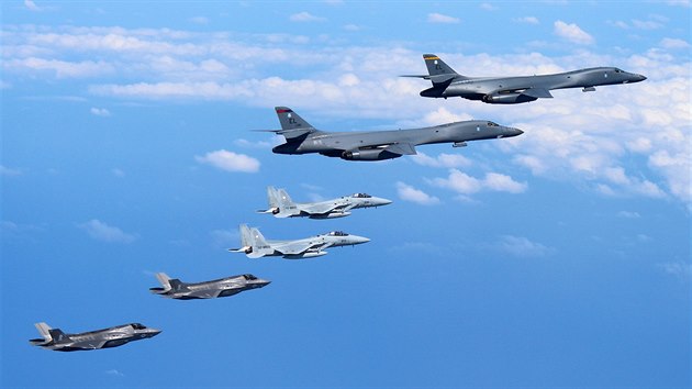 Dva americké strategické bombardéry B-1B doprovázené čtyřmi americkými stíhačkami F-35B a dvěma japonskými F-15 ve čtvrtek přeletěly nad územím Jižní Koreje. (31. srpna 2017)