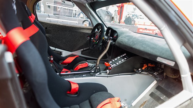 Vnitřek nového závodního vozu Abarth 124 Rally