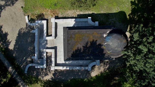Jihoslovansk mauzoleum v olomouckch Bezruovch sadech z roku 1926 po dokonen prvn etapy oprav. Jde o pamtku, je ukrv ostatky 1200 jugoslvskch vojk z prvn svtov vlky. (srpen 2017)