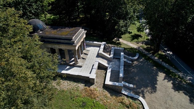 Jihoslovansk mauzoleum v olomouckch Bezruovch sadech z roku 1926 po dokonen prvn etapy oprav. Jde o pamtku, je ukrv ostatky 1200 jugoslvskch vojk z prvn svtov vlky. (srpen 2017)