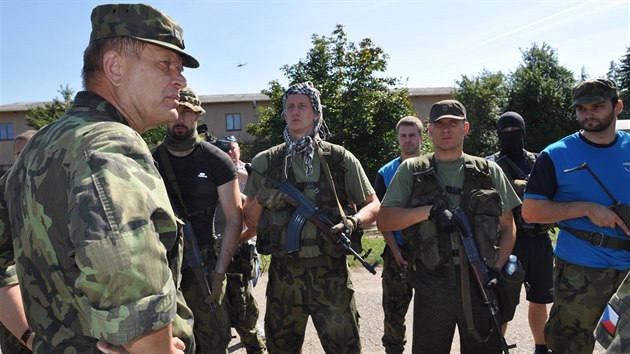 Nelnk generlnho tbu Josef Bev (vlevo) sledoval u Nmt nad Oslavou astnky leteckho cvien Ample Strike 2017.