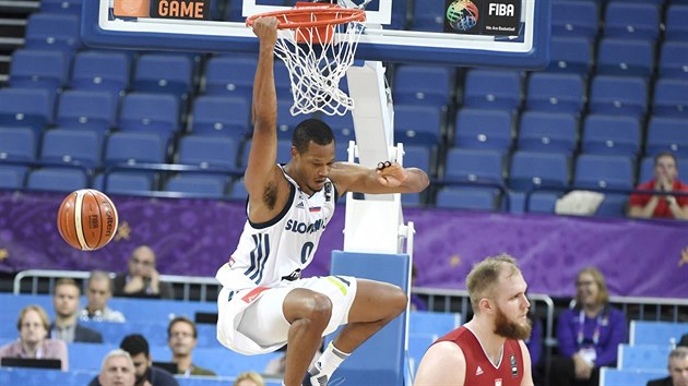 Slovinsk reprezentant Anthony Randolph zasmeoval do polskho koe, Przemek Karnowski ho nezastavil.