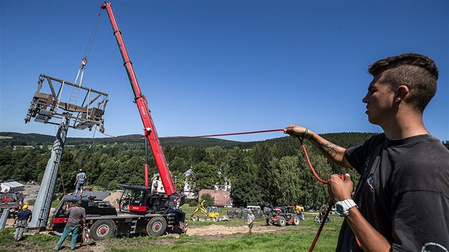 Montéři staví novou čtyřsedačkovou lanovku v Deštném v Orlických horách (30.8.2017).