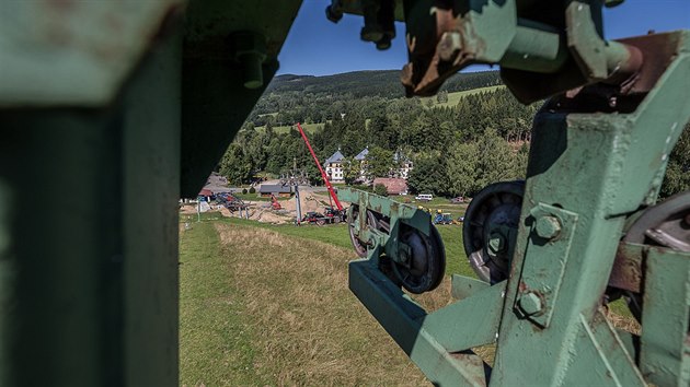 Monti stav novou tysedakovou lanovku v Detnm v Orlickch horch (30.8.2017).