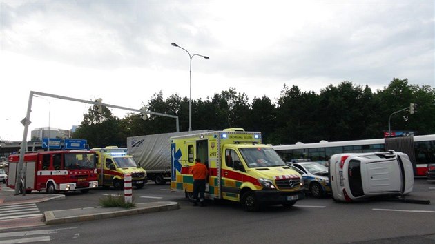 Po stetu s polici se auto pevrtilo na bok.