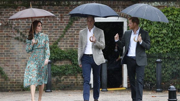 Vévodkyně Kate, princ William a princ Harry v Bílé zahradě u Kensingtonského paláce, která byla zřízena na památku princezny Diany (Londýn, 30. srpna 2017).