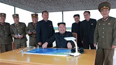 Severokorejský vdce Kim ong-un sleduje start rakety, která peletla Japonsko...