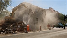 Tento týden za�ala v Jablonci demolice dvou dom� na k�i�ovatce Ostrý roh.