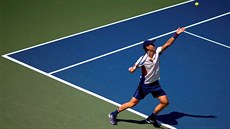 Tomá� Berdych servíruje v prvním kole US Open.