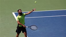Václav �afránek servíruje v zápase proti Grigoru Dimitrovovi.