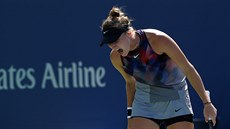 Markéta Vondrouová se hecuje bhem zápasu prvního kola US Open.