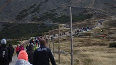 Zástupy lidí na stezce mezi Snkou a chatou Slezský dm v Krkonoích.
