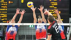�eský blok Jakub Janouch, Marek Beer a Petr Michálek (zleva) v duelu s N�meckem.