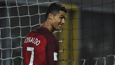 Portugalský kanonýr Cristiano Ronaldo slaví gól proti Faerským ostrovm.