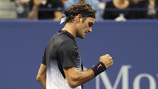 Je to tam. �výcar Roger Federer oslavuje úsp�nou vým�nu v prvním kole US Open.