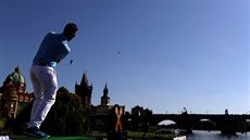 eský golfista Filip Mrzek pi exhibici na Vltav.