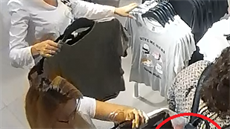 Ne� se z�kaznice nad�la, tak j� zlod�jky vyt�hly pen�enku p��mo z batohu na z�dech.