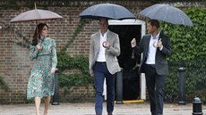 Vévodkyn Kate, princ William a princ Harry v Bílé zahrad u Kensingtonského...