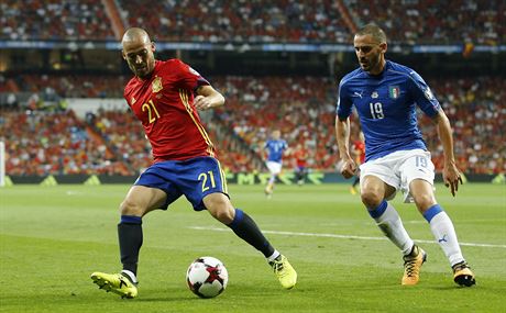 Co provede s míem David Silva pozoruje Leonardo Bonucci.