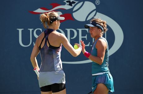 Lucie afáová a Barbora Strýcová (vpravo) pi tyhe na US Open.