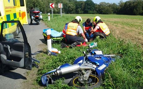 Váné zranní utrpla motorkáka po nehod s osobním automobilem u obce Police...