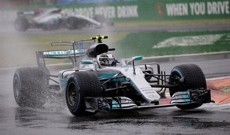 Lewis Hamilton s Mercedesem bhem kvalifikace v Monze