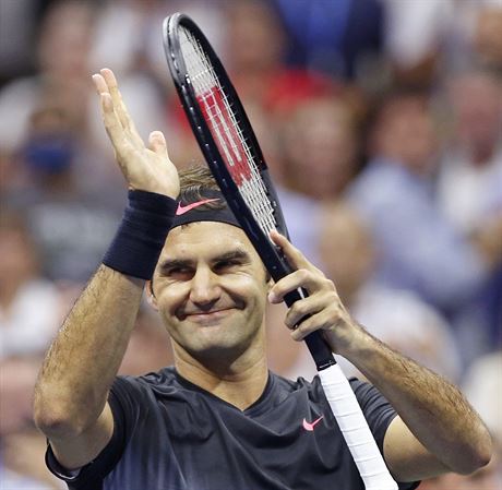 PRCE ODVEDENA. Roger Federer slav postup do tvrtfinle US Open pes Philippa...