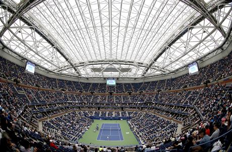 Pohled na stadion Arthura Ashe pi tvrtfinále enské dvouhry na US Open.