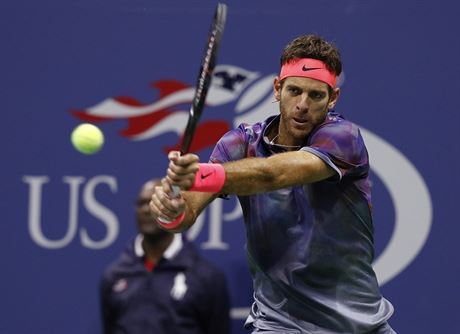 Argentinec Juan Martín del Potro v akci pi semifinále US Open.