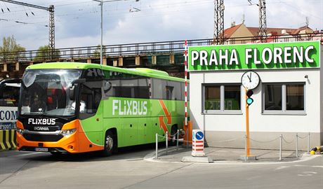 Autobus spolenosti FlixBus na praském nádraí Florenc