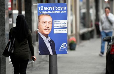 V Kolín nad Rýnem se objevily plakáty s Erdoganem