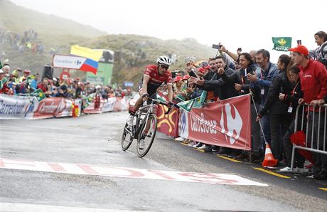 NEVYHRL, ALE BAVIL. Alberto Contador pijd na vrchol Los Machucos.