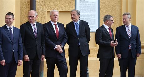 Vláda Bohuslava Sobotky pomalu koní. Na snímku je ást ministr bhem setkání se svými slovenskými kolegy v Lednici. (4. záí 2017)