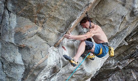 Takhle Adam Ondra vylezl v norském Flatangeru nejt잚í sportovní cestu svta, a zavedl tak nový stupe obtínosti 9c - ilustraní foto.