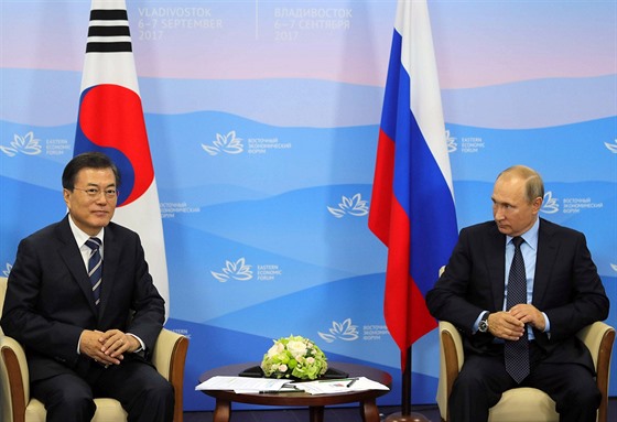 Jihokorejský prezident Mun Če-in a ruský prezident Vladimir Putin se setkali na...