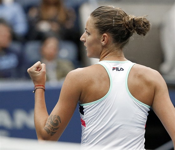 eská tenistka Karolína Plíková se raduje po zisku bodu proti Coco...