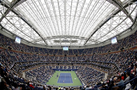 Pohled na stadion Arthura Ashe pi tvrtfinále enské dvouhry na US Open.