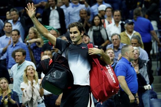 Roger Federer se louí s diváky po prohraném tvrtfinále US Open s Juanem...