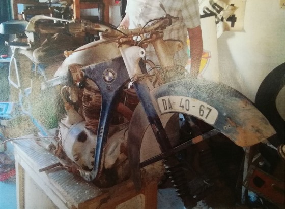 Zloděj ukradl i čtyřtaktní motocykl značky BMW z roku 1940.